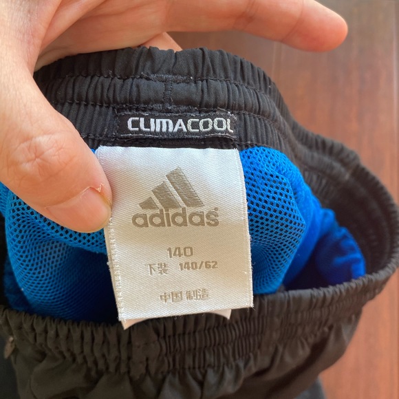 Adidas boy shorts, size: 140cm. Color Grey - Picture 2 of 3